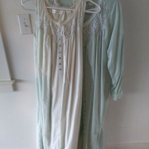 Eileen West medium night gown & robe. Beautiful pastel green. Like new.